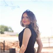 Estudiante imparte clases de inglés a niños de todas las edades